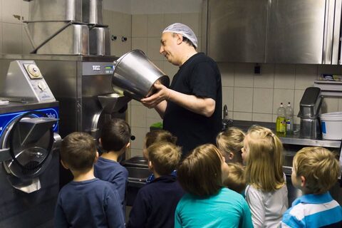 Marco Lestan mostra la lavorazione del gelato a un gruppo di bambini