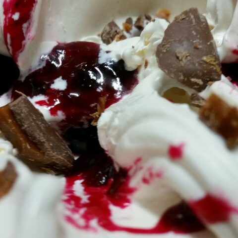 Coppa gelato con frutti di bosco e cioccolato
