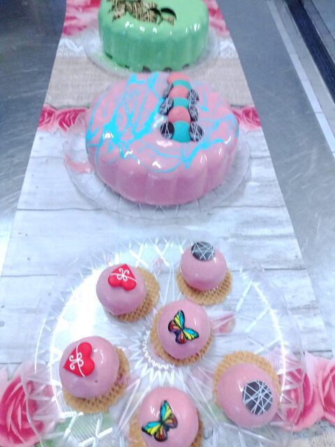 Torte gelato e piccola pasticceria decorata