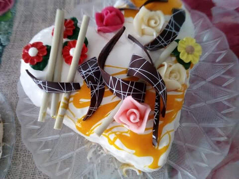 Torta gelato a forma di cuore con decorazioni floreali