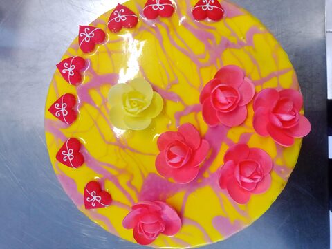 Torta gelato decorata con rose e cuori