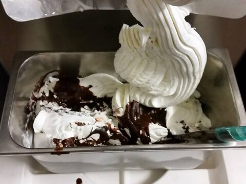 Gelato alla panna e cioccolato in produzione