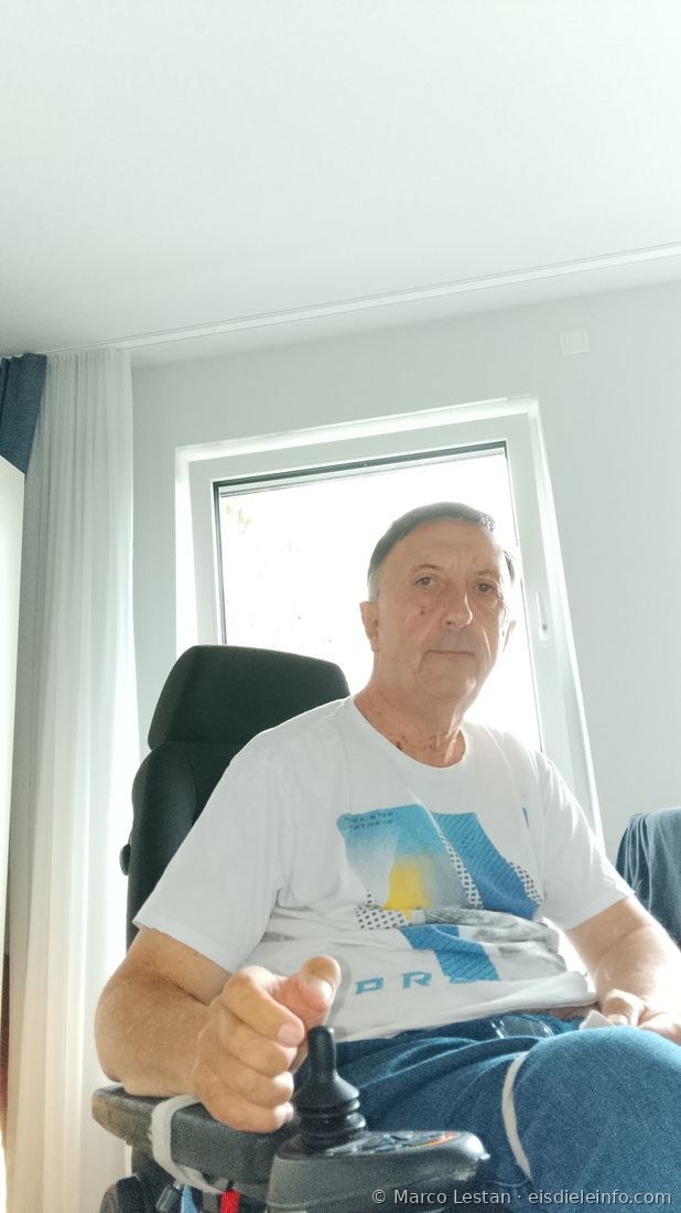 Marco Lestan heute, im Elektrorollstuhl, Porträt zu Hause