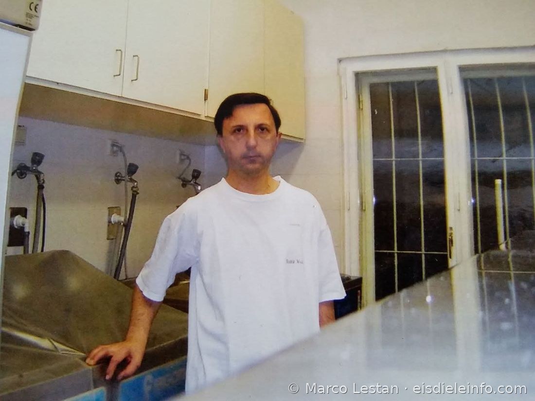Marco Lestan als junger Mann im Speiseeis-Produktionslabor