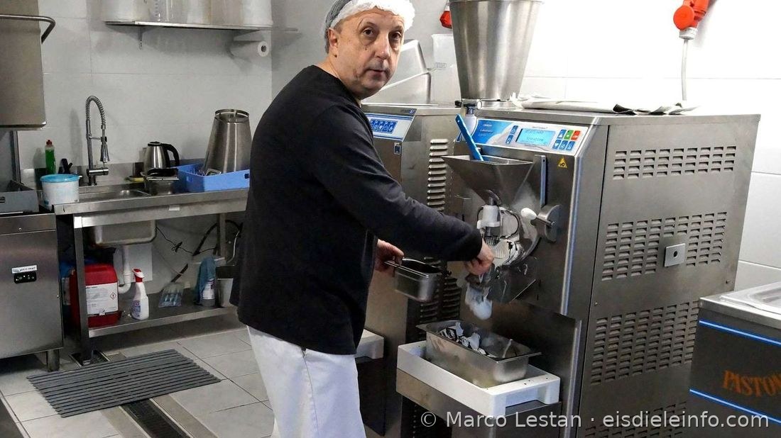 Marco Lestan an der Gefriermaschine beim Entnehmen einer Eiswanne