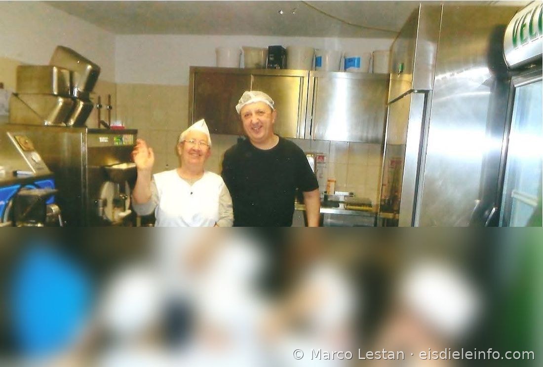 Marco Lestan zeigt gemeinsam mit einer Kollegin das Labor einer Kindergruppe (Gesichter der Kinder unkenntlich gemacht)