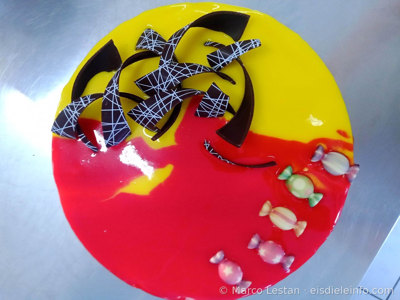 Gelb-rosa marmorierte Eistorten-Dekoration mit Pastellblumen und bunten Macarons