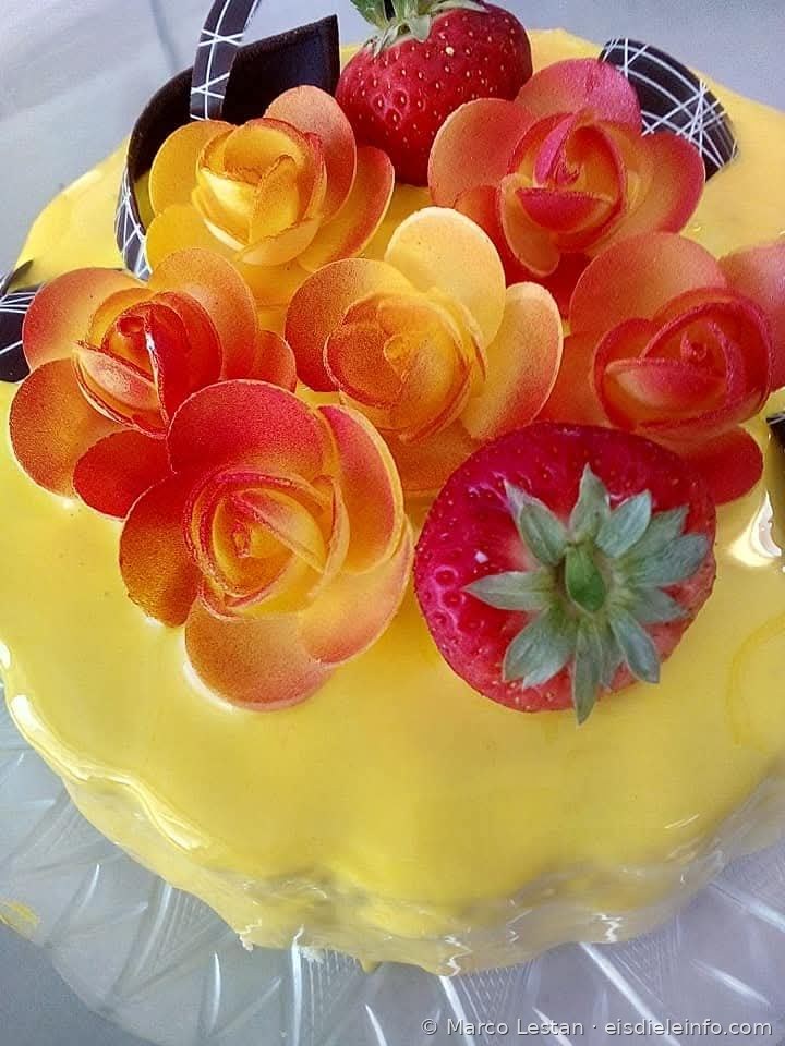 Gelbe Eistorte mit Rosen aus Zuckerpaste und frischen Erdbeeren