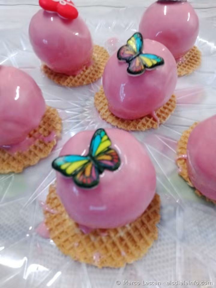 Rosa glasierte Monoportionen mit Schmetterlingsdekor auf Waffelboden
