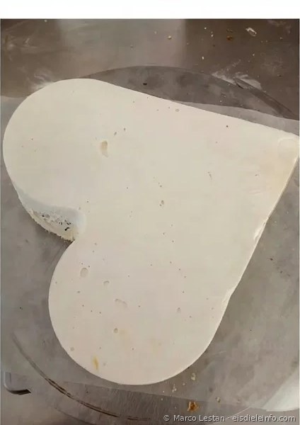 Herzförmige Rohform direkt aus der Silikonform, vor dem Schockfrosten und der Glasur